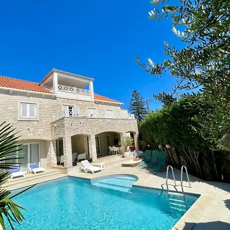 Tiego Villa *